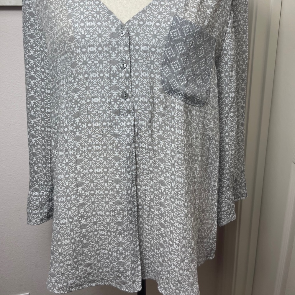 Button up v neck high low hem gray print blouse XL